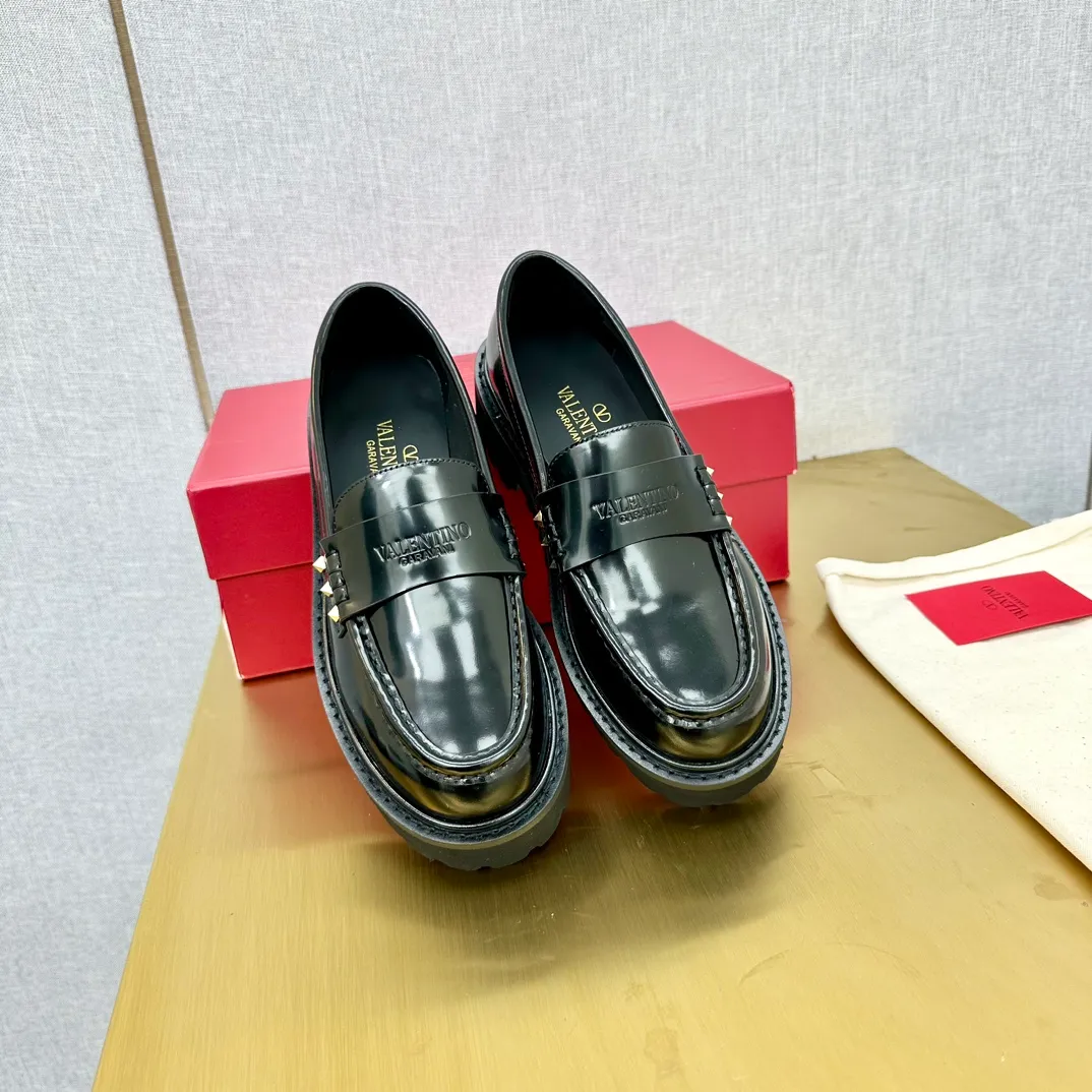 👟👟Ex-factory price 560👟👟 2024【VALENTINO】Valentino's early spring fashionable slip-on loafers are hot new🆕 Versatile style with temperament💃🏻 Slay the whole audience immediately when you put them on [Love] The ultra-simple design is more timeless and attractive! Fashionable and neat feeling, it is a magic tool for increasing your height and slimming down ✨ The shoe collar is specially added with anti-wear latex! You won't feel tired after walking all day long🦶🏻 The upper is made of open-edge beaded cowhide material and paired with a calfskin lining, which is full of texture! 👿Bottom thickness 4.0cm 👿Color: Black Brown 👿Size: 35-40 Factory ready supply